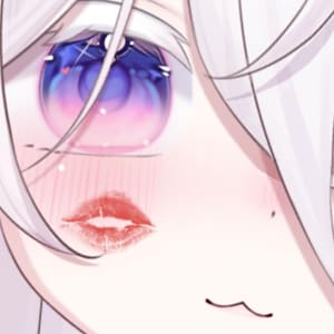 Może przedstawiać: Ilustracja w stylu anime przedstawiająca postać z białymi włosami i dużymi, wyrazistymi oczami z niebiesko-fioletowymi gradientami. Na bladej skórze policzka widoczny jest wyraźny ślad pocałunku czerwoną szminką oraz delikatny różowy rumieniec.