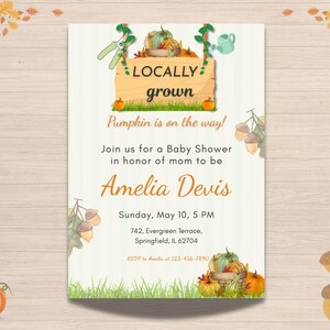 Könnte beinhalten: Eine Einladung zu einer Babyparty mit Herbstthema. Das Design zeigt Kürbisse, Eicheln und den Text "Locally Grown". Die Einladung kündigt eine Babyparty für Amelia Devis am 10. Mai an.