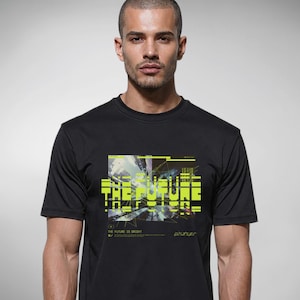 Può includere: Una t-shirt nera a maniche corte con una stampa grafica centrale in giallo neon e bianco. Il design include il testo "THE FUTURE IS BRIGHT" in un carattere digitale a blocchi, sovrapposto a forme e linee geometriche astratte.