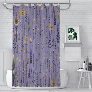 Cortina de ducha extralarga con estampado floral botánico vintage de lavanda y flores silvestres amarillas, estilo cottagecore primaveral.