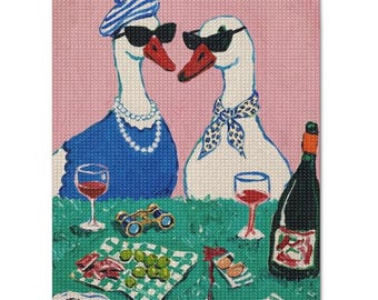Peut inclure: Une peinture représentant deux oies blanches portant des lunettes de soleil sur un fond rose. L'une porte un haut bleu, un collier de perles et un béret rayé. L'autre porte un foulard à motifs. Une nappe verte accueille des verres, une bouteille.