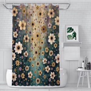 Op de afbeelding: Een bloemig douchegordijn met een aquarelontwerp van crèmekleurige, gele en bruine bloemen tegen een teal en gouden achtergrond. Het gordijn hangt in een badkamer.