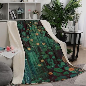 Puede incluir: Una manta de felpa con fondo verde oscuro y negro que presenta un patrón de formas circulares en tonos verde azulado, verde lima y naranja. La manta tiene un forro grueso de lana sherpa blanca texturizada visible en los bordes doblados.