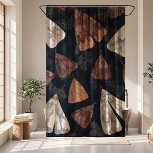 Puede incluir: Una cortina de ducha azul oscuro con un patrón repetido de polillas estilizadas en tonos marrón, beige y blanco. Las polillas se intercalan con ramitas de follaje verde, creando un diseño inspirado en la naturaleza.