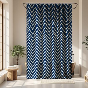 Könnte beinhalten: Ein Duschvorhang mit marineblauem und weißem Chevron-Muster hängt in einem hellen Badezimmer. Der Vorhang ist der Mittelpunkt, mit einem sich wiederholenden Zickzack-Design. Der Raum verfügt über ein Fenster, Pflanzen und einen kleinen Holztisch.