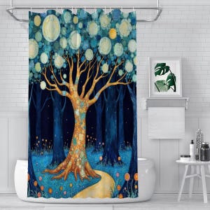 Könnte beinhalten: Duschvorhang mit einer Illustration eines Baumes in einem Mondlichtwald. Der Baum hat einen goldenen Stamm und Äste mit leuchtenden Kugeln als Blätter. Der Hintergrund ist ein tiefblauer Wald mit einem Weg.