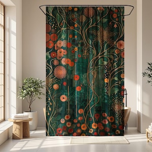 Könnte beinhalten: Ein dunkelgrüner Duschvorhang mit einem Blumendesign mit orangefarbenen und roten Blumen und goldfarbenen Ranken. Der Vorhang hängt in einem Badezimmer mit einem Fenster, einem Holzschemel und Topfpflanzen.