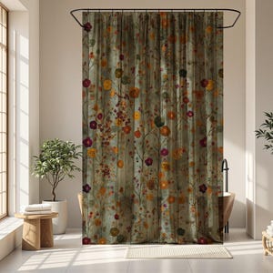 Può includere: Una tenda da doccia con uno sfondo verde salvia tenue e un motivo botanico verticale di fiori di campo sparsi in tonalità rosso scuro, arancione bruciato e giallo, appesa a un'asta nera con una consistenza in tessuto plissettato.