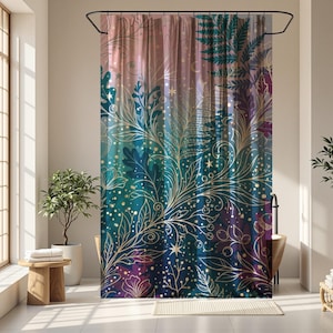 Op de afbeelding: Een douchegordijn met een botanisch ontwerp. Het gordijn heeft een kleurengradient van roze, teal en paars, met goudkleurige bloemen- en bladerpatronen. Het ontwerp bevat sterren en andere decoratieve elementen.