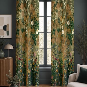 Könnte beinhalten: Ein Paar grün-goldener Vorhänge mit floralem Druck. Das Design zeigt einen stilisierten Baum mit Wirbelmustern, weißen Blüten und einer bunten Wildblumenwiese am Fuß. Die Vorhänge sind an einer silbernen Stange aufgehängt.