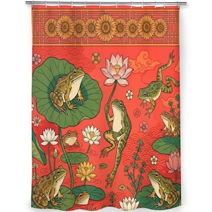 Puede incluir: Cortina de ducha roja con un diseño caprichoso de ranas, nenúfares y flores de loto. Las ranas son verdes y marrones, y las flores son rosas y blancas. El borde superior tiene girasoles amarillos.
