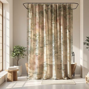 Könnte beinhalten: Ein beiger Duschvorhang mit einem Aquarell-Blumenmuster hängt in einem hellen Badezimmer. Der Vorhang weist sanfte Grün-, Rosa- und Blautöne auf und schafft eine ruhige Atmosphäre. Das Badezimmer umfasst eine Holzbadewanne, Pflanzen und ein Fenster.