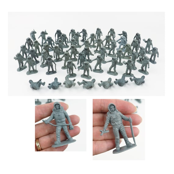 plastic astronaut toy figures