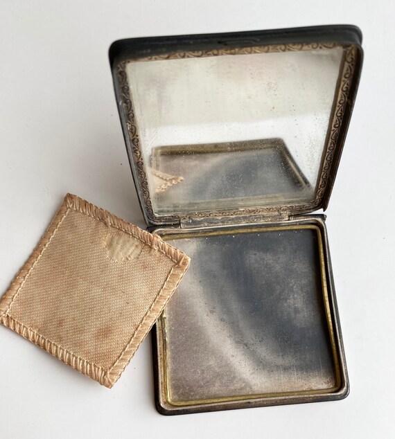 Victorian era compact- Raised Design- Drinking Pa… - image 7