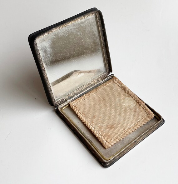 Victorian era compact- Raised Design- Drinking Pa… - image 5