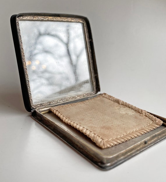 Victorian era compact- Raised Design- Drinking Pa… - image 6