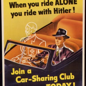 Puede incluir: Cartel vintage con el texto "When you ride ALONE you ride with Hitler!" Se representa a un hombre en un coche con una caricatura de Hitler. El cartel promueve el uso compartido del coche con el texto "Join a Car-Sharing Club TODAY!"