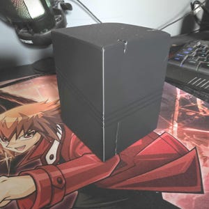 Puede incluir: Un juego de tres tazas de cerámica con un acabado mate moteado. Cada taza presenta un color diferente: azul claro, crema y gris. Las tazas tienen un diseño simple y moderno y un asa cómoda.