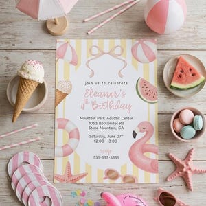 Può includere: Una scena di festa di compleanno a tema spiaggia con un invito, gelato, anguria, macarons, un galleggiante fenicottero rosa, occhiali da sole e un pallone da spiaggia. L'invito recita "Eleanor's 4th Birthday".