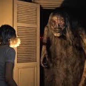 Puede incluir: Una persona se enfrenta a una criatura monstruosa con pelo largo y rostro desfigurado. La criatura est&aacute; en una puerta con puertas de lamas abiertas. La escena es oscura, evocando el terror.