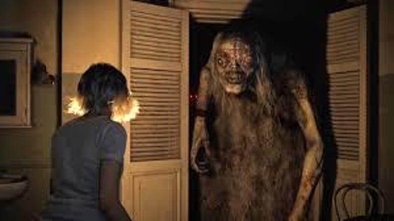 Puede incluir: Una persona se enfrenta a una criatura monstruosa con pelo largo y rostro desfigurado. La criatura est&aacute; en una puerta con puertas de lamas abiertas. La escena es oscura, evocando el terror.