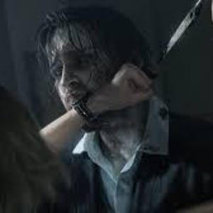 Puede incluir: Una escena oscura y dram&aacute;tica con una persona vestida con un traje oscuro y una camisa azul claro. Una mano con un reloj est&aacute; levantada, con un cuchillo apuntando al cuello de la persona. La imagen transmite una atm&oacute;sfera intensa y de suspense.