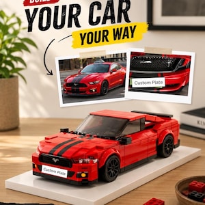 Op de afbeelding: Een rood modelauto gebouwd van bouwstenen met zwarte racestrepen, zwarte wielen en een wit kentekenplaatje met de tekst Custom Plate. De afbeelding bevat de tekst BUILD YOUR CAR YOUR WAY, CUSTOM DESIGN en CUSTOM PLATE met twee foto's.
