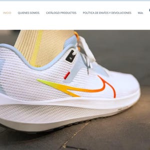 Può includere: Scarpa da corsa bianca con dettagli arancioni e gialli. La scarpa presenta una tomaia in mesh, uno swoosh arancione e il testo "ZAPATO VELOZ". Progettata per la corsa.