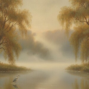 Peut inclure: Une peinture de paysage représentant un lac calme entouré de saules aux teintes dorées sous un ciel brumeux. Un héron gris se tient dans l'eau peu profonde. Le texte indique : Morning Mist Over Willowmere (c) 2026 "Vintage Paintings Co".