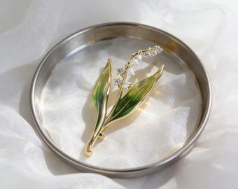 Broche de esmalte con forma de lirio del valle – Broche floral verde, broche botánico de solapa de estilo vintage, elegante joyería inspirada en la naturaleza.