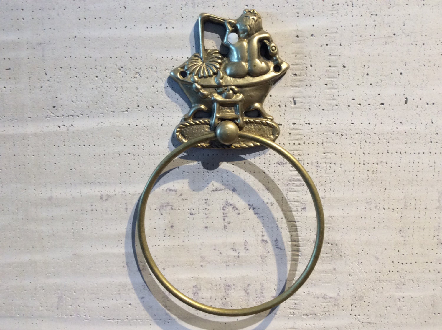 Chica de baño en una bañera latón del colgante de pared | Etsy