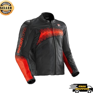 Puede incluir: Chaqueta de moto negra con detalles rojos y el texto "Ducati Corse" en la manga izquierda. La chaqueta tiene una cremallera completa y un pequeño logotipo en el pecho. Diseñada para motociclismo.