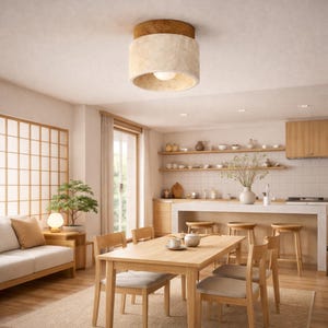 Könnte beinhalten: Eine moderne Deckenleuchte mit zylindrischem Schirm. Die Leuchte hat einen hellbeigen, strukturierten Schirm mit einer braunen Holzoberseite. Das Licht hängt in einem Esszimmer mit einem Holztisch und Stühlen.