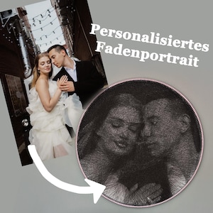 Könnte beinhalten: Ein Foto eines Paares, neben einem schwarzen Fadenkunstporträt desselben Paares. Die Fadenkunst befindet sich in einem kreisförmigen Rahmen mit rosa Rand. Der Text auf Deutsch lautet "Personalisiertes Fadenportrait".