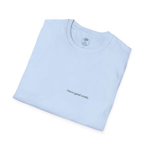 ミニマルな「私は信用度が高い」Tシャツ、さりげない金融ジョークTシャツ