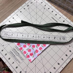 Bandana in Tulip fabric with dark green band