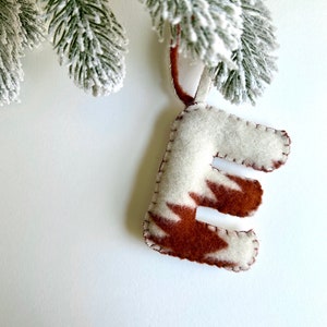 Adorno de monograma personalizado, con lana Pendleton, adorno hecho a mano, adorno de lana, adorno de Navidad, regalo de Navidad, adorno relleno de fieltro