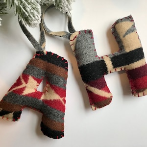 Adorno de monograma personalizado, con lana Pendleton, adorno hecho a mano, adorno de lana, adorno de Navidad, regalo de Navidad, adorno de peluche
