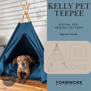 Puede incluir: Un tipi para mascotas de color verde azulado con postes de madera y un perro dentro. El texto en la imagen dice "KELLY PET TEEPEE" y "DIGITAL PDF SEWING PATTERN". Diseñado para mascotas pequeñas y medianas.
