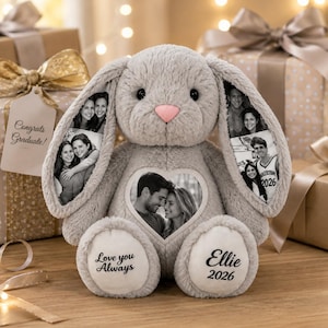 Op de afbeelding: Een grijze pluche konijn met lange oren voorzien van zwart-wit fotoprints. Op de borst zit een hartvormige foto. De linkervoet toont de tekst Love you Always en de rechtervoet Ellie 2026. Het konijn heeft een kleine roze neus.
