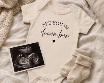 Babystrampler aus Bio-Baumwolle, Baby Body, Personalisierbarer Monat, Schwangerschaftsankündigung, Andenken Strampler, bedruckter Strampler