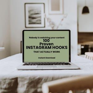 Op de afbeelding: Een witte keramische mok met een zwarte handgreep en de tekst "But First, Coffee" in een handschriftstijl. De mok staat op een wit oppervlak. De mok is ongeveer 10 cm hoog.