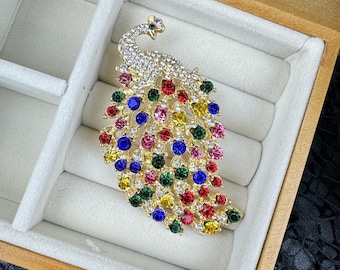 Broche de pavo real de cristal multicolor, broche llamativo en tono dorado, joyería brillante con forma de ave.