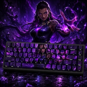 Pode incluir: Um teclado mecânico com um design de teclas personalizado, apresentando uma ilustração de fantasia em roxo escuro e preto de uma personagem com olhos brilhantes e energia mágica. O teclado tem um layout QWERTY padrão com letras brancas.