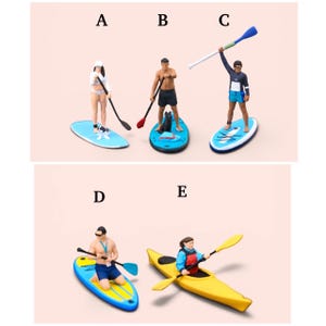 Puede incluir: Cinco figuras en miniatura etiquetadas de la A a la E que representan deportes acuáticos. A, B y D muestran personas en tablas de paddle surf. C muestra a una persona en una tabla sosteniendo un remo en alto. E muestra a una persona en un kayak amarillo.