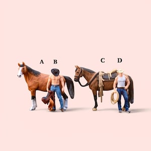Può includere: Figurine in miniatura di cowboy e cavalli su sfondo rosa chiaro. Un cowboy indossa un cappello nero e jeans blu, tenendo una sella. Un altro cowboy indossa una canotta bianca e jeans blu, tenendo un lazo. I cavalli sono marroni.