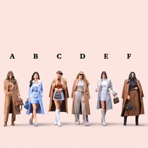 Op de afbeelding: Zes miniatuurfiguren in modieuze outfits staan tegen een lichtroze achtergrond. De figuren dragen jassen, jurken, rokken en broeken in verschillende kleuren. Elke figuur houdt een handtas vast.