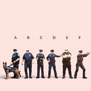 Può includere: Figurine in miniatura di sei agenti di polizia in uniforme, in piedi in fila. Un agente è accompagnato da un cane poliziotto. Gli agenti indossano uniformi blu scuro, cappelli e occhiali da sole. Lo sfondo è rosa chiaro.