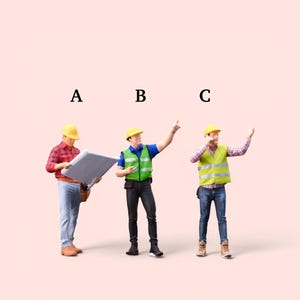 Op de afbeelding: Drie miniatuur bouwvakkers met gele helmen en veiligheidsvesten. Eén houdt een blauwdruk vast, een ander wijst omhoog en de derde lijkt te bellen. De achtergrond is effen lichtroze.