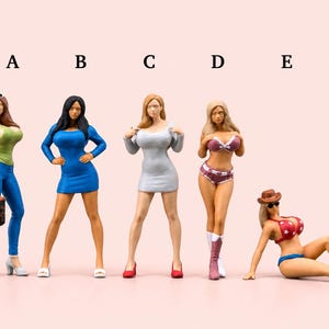 Könnte beinhalten: Fünf Miniatur-Figuren von Frauen, beschriftet mit A bis E. Figur A trägt ein grünes Oberteil, eine blaue Jeans und eine braune Handtasche. B trägt ein blaues Kleid. C trägt ein graues Kleid. D trägt einen weinroten Bikini und Stiefel. E trägt einen roten Bikini und einen Hut.